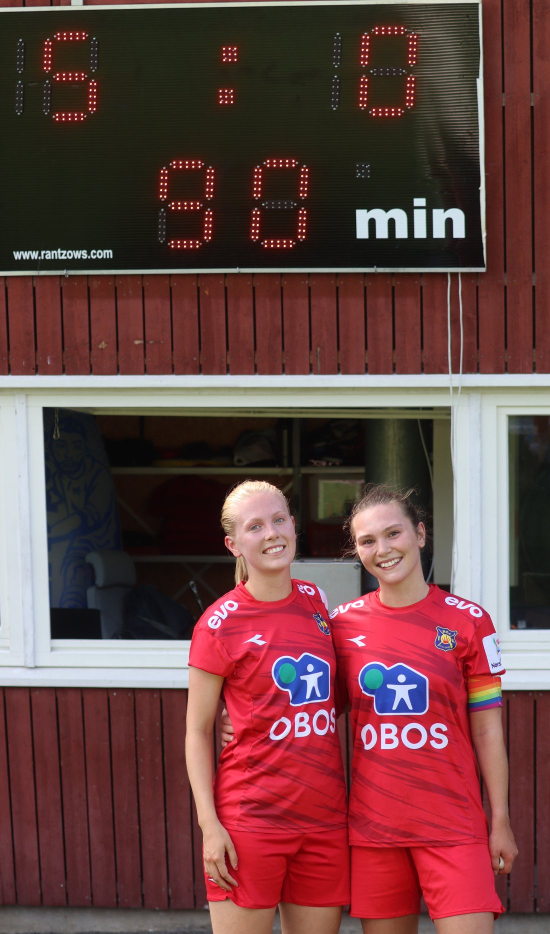 Mie Sellevaag Nicolaysen og Milla Brænd Rømø skal begge flytte til Bergen for å studere og ble takket av for innsatsen for Røa etter kampen.