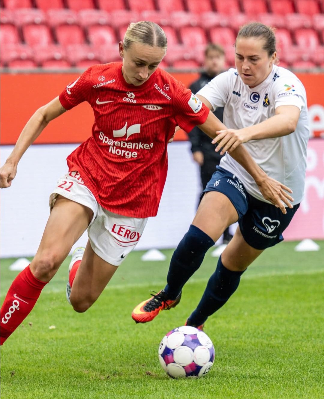 Mange dueller i andre omgang som Brann, her ved Davidson, gikk seirende ut av.<br />Foto: Bjørn Erik Nesset