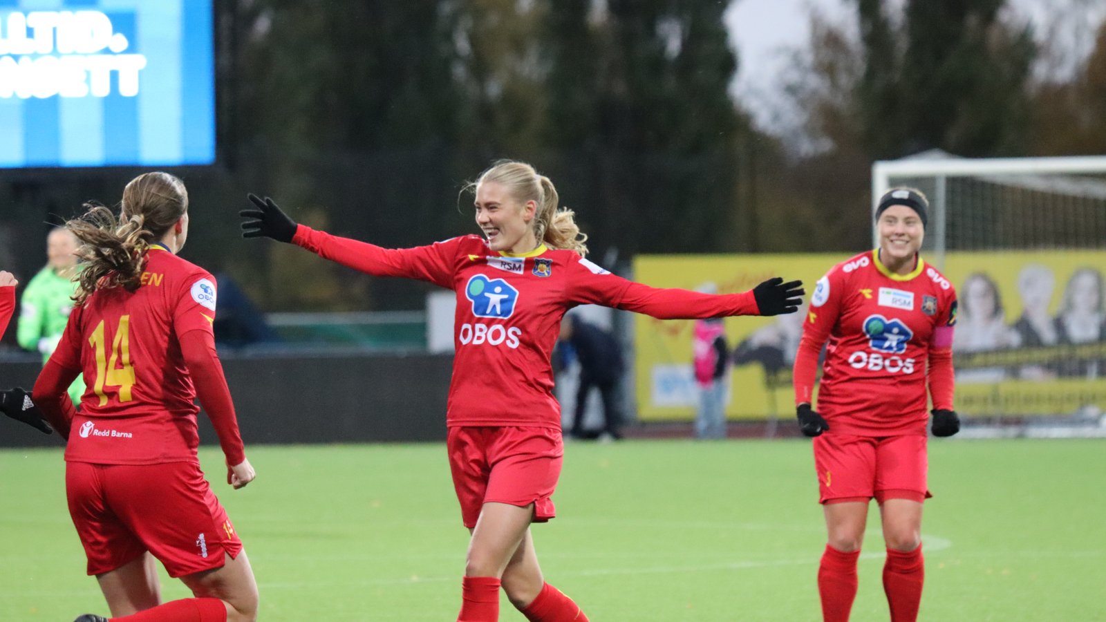 Dermed er det 1-0 til Røa. Foto: Erling Løkken