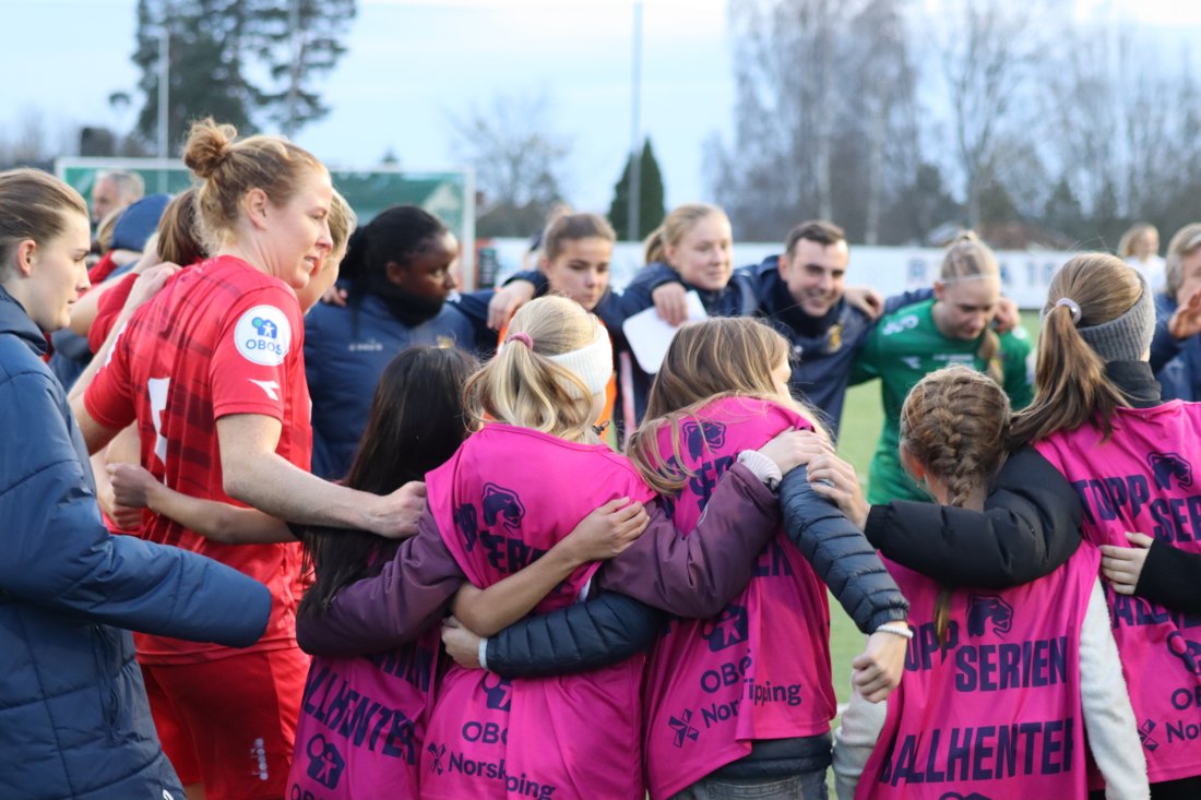 RFE_Stabak_241103_Erling_etter_Kamp_lag_ballhentere.jpg
