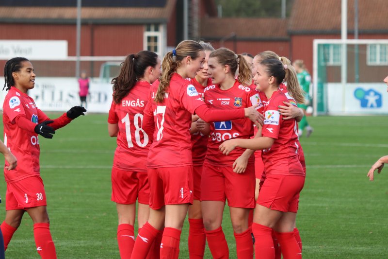Laget er på sporet, og det står 1-1 til pause Foto: Erling Løkken