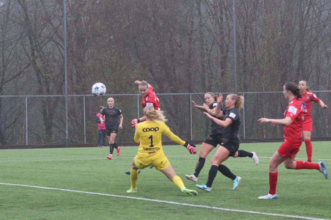 RFE_Brann_250416_Erling_Lokken_heading_Sarah_1_2.jpg